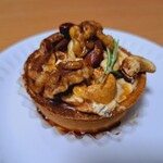 カフェ・ド・ローズ - キャラメルナッツとコーヒーのタルト(450円)