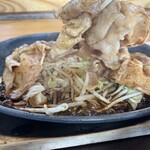 かなや食堂 - キャベツともやしが鉄板でジュウジュウしてます