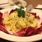 puccii - ピスタチオのカルボナーラ　（黒トリュフの香りとハーブ野菜の苦みを合わせました）