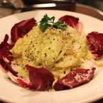 puccii - ピスタチオのカルボナーラ　（黒トリュフの香りとハーブ野菜の苦みを合わせました）