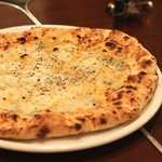 puccii - クアトロフォルマッジ　蜂蜜かけ　（４種類のチーズ、トマトソースなし）