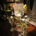 バー クラスター - 4杯同時にアブサンファウンテン！