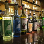 バー クラスター - アブサンの品揃えが素晴らしい