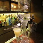 バー クラスター - 質の高いアブサンは、角砂糖を通して水を垂らすと白濁