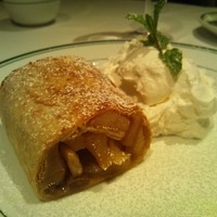ウルフギャング・ステーキハウス 六本木 - デザートにはアップルSTRUDEL1200円
