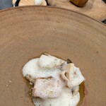 acanthe - 森林鶏。むね肉は低温調理、もも肉はコンフィという料理法が分けてあり、ブールデスカルゴのソースで甘味有り美味しい（≧∇≦）泡部分はシュプレームソース！！