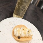 acanthe - アミューズ。ポテチの上に3種のチーズ、カリカリパン粉とカリカリベーコンで食感と香ばしさと！