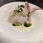 acanthe - 剣先イカ。胴体部は刺し身、脚の部分だけ低温調理。キャベツとホワイトセロリのマリネが下にあり、白ワインソース、大葉のオイル！！美味しい（≧∇≦）