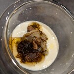 acanthe - とろみあるビシソワーズの上にホタテ、もずく、くらげ、生姜のフリット