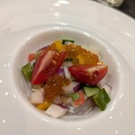 acanthe - クエの上には、いくら、バターナッツ、りんご、オクラ、トマト、、、りんごのドレッシングで( ´∀｀)