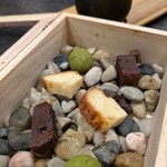 acanthe - 小菓子と玄米茶。ブラウニーらキャラメルケーキ、抹茶クッキー。