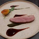 acanthe - 仔鴨。白イチヂクのソテーを添えて。赤ワインのソースと空芯菜のソースで頂く！！凄い柔らか( ´∀｀)