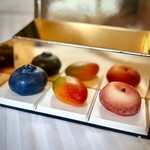 La Patisserie du Meurice par Cedric Grolet - 料理写真:左から、ブルーベリー、マンゴー、ピーチ。
素晴らしい造形ですよね。