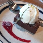 カフェ・ハクタ - ラムフルーツのショコラテリーヌと塩ミルクアイス