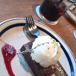 カフェ・ハクタ - ラムフルーツのショコラテリーヌと塩ミルクアイス