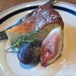 カフェ・ハクタ - ゴルゴンゾーラのチーズケーキ　はちみつがけ