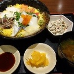 北の味紀行と地酒 北海道 - 【ランチメニュー　海鮮丼　￥950】
