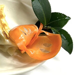 かすみ食堂 - 餃子に添えられてきた人参の花細工〜　360円の餃子に花を添えてくる志に感動しちゃいました　　byまみこまみこ