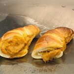 mahoroba 鉄板 - 塩パンに海老のんが入ってまして鉄板で焼いてくださってます♡