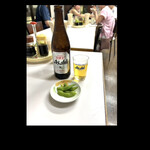 かすみ食堂 - 瓶ビール　アルコールもお値段安いのに枝豆をちょこっとつけてきてくれるサービス魂　　byまみこまみこ