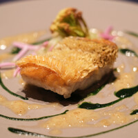 メザニーン - ランチコース 3500円 の甘鯛の鱗付き焼き ブールブランソース 春菊と蛤のソース