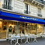 Frappe Boulangerie Urbaine - 鮮烈な青いテントが目立つ、モダンなブーランジェリー。
            こちらも、お客さんの出入りがひっきりなし。