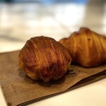 Frappe Boulangerie Urbaine - こちらでは、ビビッと来た通り、ショソン・オ・ポンムが美味しい！
            しっとりした生地が美味しいのはもちろんなのですが、中のリンゴがちょうどい〜い甘さ♪
            とてもリッチな気分になる一品です。