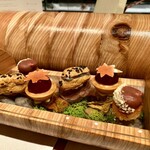 アルカナイズ - ミニャルディーズ（お茶菓子）： 胡麻のエクレア 巨峰のタルト 栗のフィナンシェ
