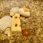 アルカナイズ - さつまいもと林檎のテリーヌ さつまいものアイスクリームとチップス キャラメルと林檎のソース 紅茶の泡