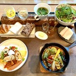 アルカナイズ - 朝食：（左上から） ヨーグルト・みかん・ナッツのシュリカンド、シラスの燻製・じゃがいものエクラゼ、小松菜と伊豆牛のブイヨン、サラダ、クロワッサン・パンドミ・くるみパン、自家製ハム、卵料理（オムレツ×きのこ・トマト・ソーセージを選択）、季節野菜の煮込み