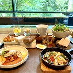 アルカナイズ - 朝食：（左上から） ヨーグルト・みかん・ナッツのシュリカンド、シラスの燻製・じゃがいものエクラゼ、小松菜と伊豆牛のブイヨン、サラダ、クロワッサン・パンドミ・くるみパン、自家製ハム、卵料理（オムレツ×きのこ・トマト・ソーセージを選択）、季節野菜の煮込み