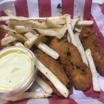 TGIフライデーズ - ハニーマスタードソースも新しく付けてくれていた、次の日一食分になるだけの量あった。