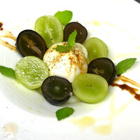 ナガノパープルとシャインマスカット、ブラータチーズのカプレーゼ