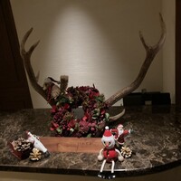 jinen. - 入口の蝦夷鹿の角は素晴らしいデコレーションされて可愛い