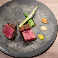 神戸牛炉釜炭焼ステーキ IDEA 銀座 - 神戸牛の紀州備長炭特注炉窯焼きステーキ  左手がヒレ 右手がサーロイン