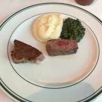 ウルフギャング・ステーキハウス 六本木 - ステーキ取り分け
