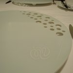 ア・ニュ ルトゥルヴェ・ヴー - お店のロゴマーク(見えにくいですが)と、無数の穴が特徴的なお皿です。