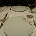 ア・ニュ ルトゥルヴェ・ヴー - センスの良い食器が並べられています。