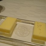 ア・ニュ ルトゥルヴェ・ヴー - バター。