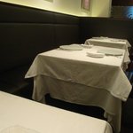 ア・ニュ ルトゥルヴェ・ヴー - テーブルが大きく、間隔もかなり広めです。