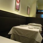 ア・ニュ ルトゥルヴェ・ヴー - テーブルが大きく、間隔もかなり広めです。