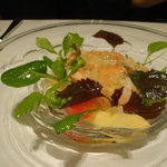 ア・ニュ ルトゥルヴェ・ヴー - 本日のオードブル(カニとホタテと野菜の生ハムジュレ添え(正式名称は不明))。