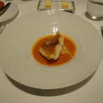 ア・ニュ ルトゥルヴェ・ヴー - 山口県萩産の白身魚　オマール海老のソース(正式名称は不明)。