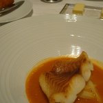 ア・ニュ ルトゥルヴェ・ヴー - 山口県萩産の白身魚　オマール海老のソース(正式名称は不明)。