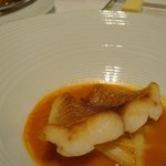 ア・ニュ ルトゥルヴェ・ヴー - 山口県萩産の白身魚　オマール海老のソース(正式名称は不明)。