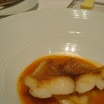 ア・ニュ ルトゥルヴェ・ヴー - 山口県萩産の白身魚　オマール海老のソース(正式名称は不明)。