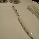 ア・ニュ ルトゥルヴェ・ヴー - 肉料理のナイフです。非常に軽いです。