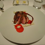 ア・ニュ ルトゥルヴェ・ヴー - マダムビュルゴーのシャラン鴨もも肉のソテー　白と赤のソース。