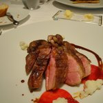 ア・ニュ ルトゥルヴェ・ヴー - マダムビュルゴーのシャラン鴨もも肉のソテー　白と赤のソース。