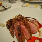 マダムビュルゴーのシャラン鴨もも肉のソテー　白と赤のソース。